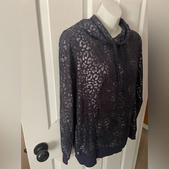 🆕 June & Delaney Women’s Blue /metallic Print Cowl Neck Sweatshirt Size M - Picture 2 of 5